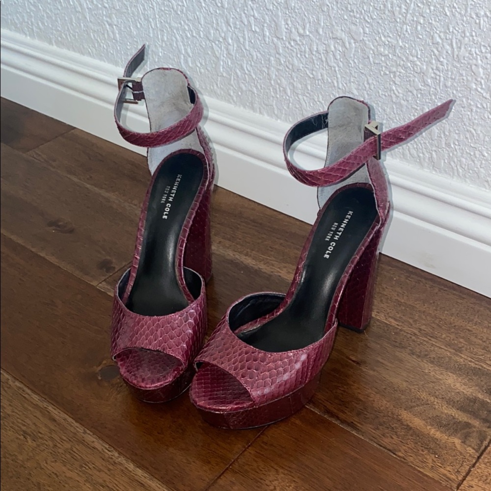 KENNETH COLE NEW YORK Platform burgundy red snakeskin sandal heels